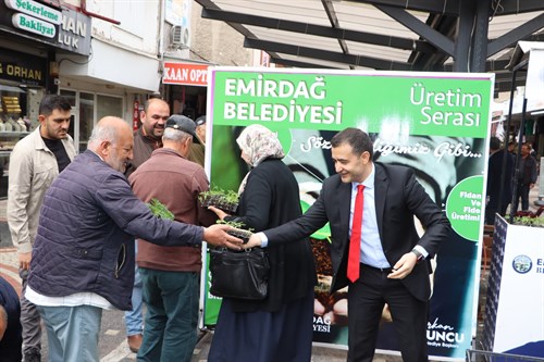 53 YILLIK ATA DOMATES TOHUMU FİDESİ VATANDAŞLARIMIZA DAĞITILDI