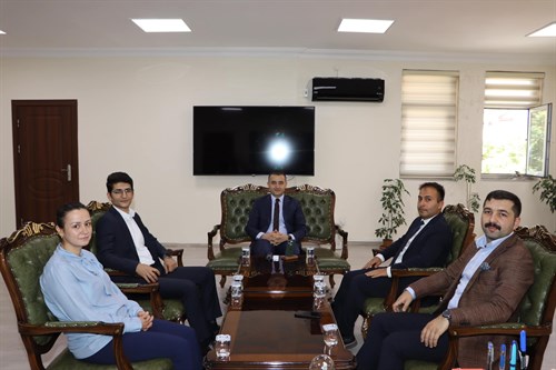 EMİRDAĞ ADLİYESİ’NDE GÖREVLİ HAKİM VE SAVCILARDAN, TAYİNİ ÇIKAN KAYMAKAM BİLİCİ’YE HAYIRLI OLSUN ZİYARETİ 
